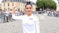 Салма Хайек участва в щафетата с огъня на Олимпийските игри в Париж 