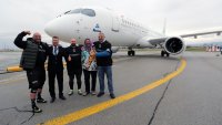 За първи път у нас: Двама силови атлети успяха поотделно да изтеглят новия Airbus A220 на „България Еър“