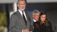 Разтърсени: Крал Фелипе и кралица Летисия посетиха Университетската болница в Толедо след ужасяващата влакова катастрофа