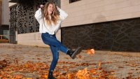 Френски шик през есента &ndash; как да носим дънки в студеното време