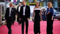 Кралска мода на червения килим: Кейт Мидълтън прикова погледите в Лондон