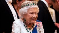 За първи път: Кралица Елизабет показва колекцията си от бижута