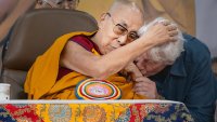 Будист завинаги – Ричард Гиър разцелува Далай Лама по случай 90-ия рожден ден на духовния лидер 
