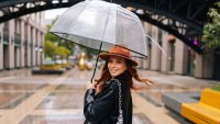 Стил в дъжда – какво да облечете, когато навън вали