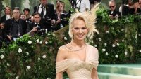 Памела Андерсън е секси домакиня – изкушава с... гурме кисели краставички с розов цвят