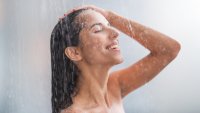 Измиване на косата със студена вода – помага ли за здравето ѝ