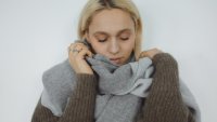 Зимна мода: Четири начина за носене на шал