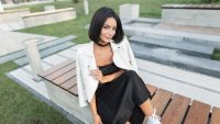 Черните сатенени поли – класиката от 90-те се завръща това лято