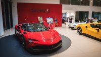 Auto Italia откри благотворителна фотоизложба Deus Ex Machina с емблематични модели Ferrari и Maserati