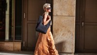5 основни елемента от летния гардероб, от които всяка жена на 50 години се нуждае