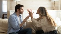 11 психологически игри, които мъжете играят с жените във връзките