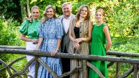 Кралица Максима от Нидерландия и трите ѝ дъщери изглеждат шик на летните си портрети
