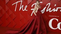 Червена рокля за червения килим – Флорънс Пю впечатли с Valentino