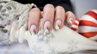 Френски маникюр за празниците – от подаръци до снежинки
