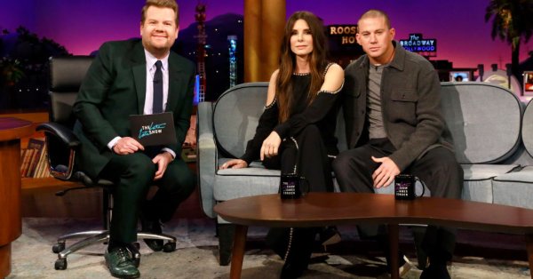 Сандра Бълок и Чанинг Тейтъм при директора моля По време на