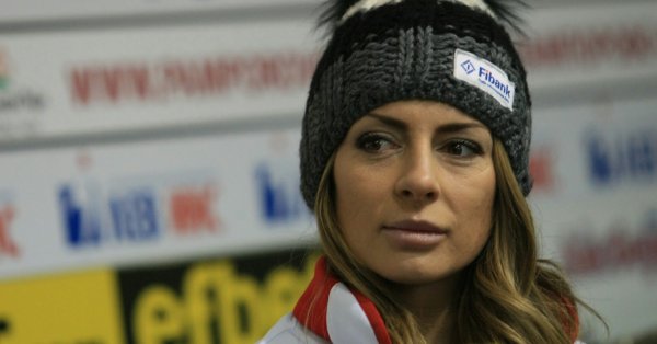 Александра Жекова преподаде първия урок по сноуборд на своята дъщеричка