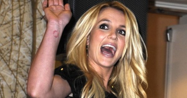 Бритни Спиърс въпреки бременността си и подготовката за сватбата не