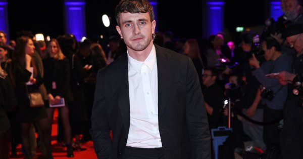 Ирландският актьор Пол Мескал напоследък доста често попада в светлината