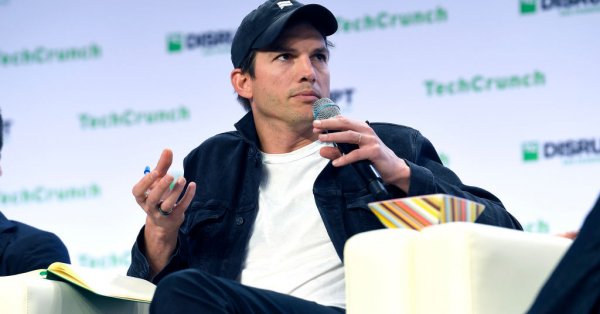 Аштън Къчър беше посрещнат от странни викове по време на