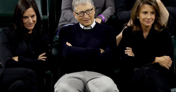 Година след като основателят на Microsoft Бил Гейтс и бившата