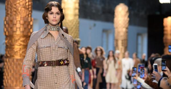 Кая Гербер слиза за малко от модния подиум за да