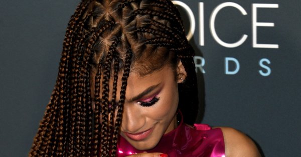 Новите афроплитки на младата звезда Зендая бяха обявени от списание