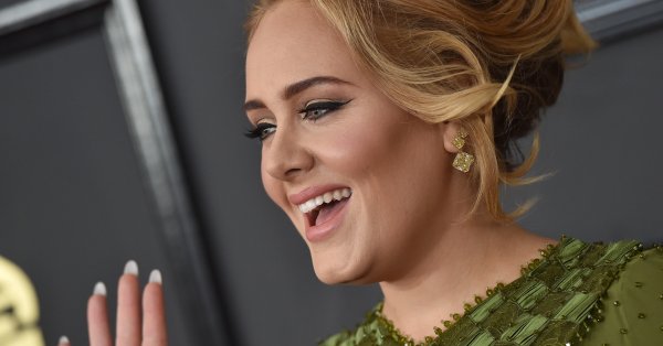 След 6 годишно отсъствие от музикалната сцена Адел се завърна А