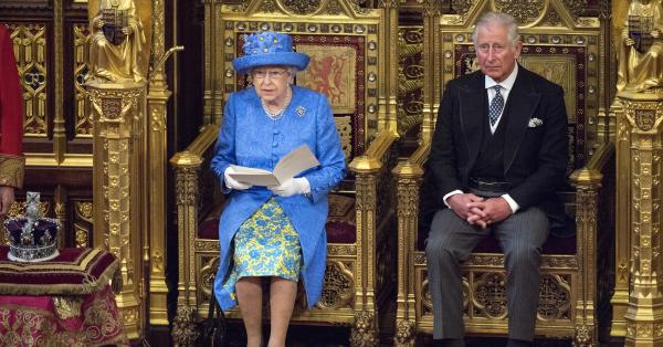 Кралица Елизабет II и принц Чарлз решиха да поработят заедно