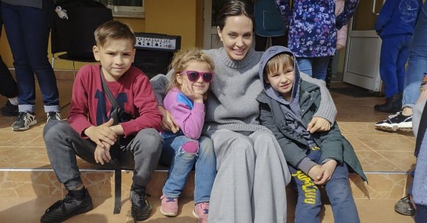 Анджелина Джоли направи изненадващо посещение в Украйна където зарадва феновете