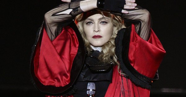 Мадона демонстрира пищните си задни части за пореден път и