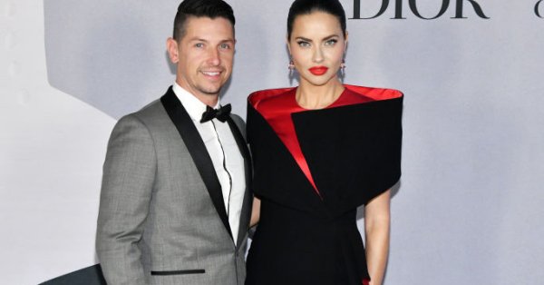 Адриана Лима се появи в елегантен бял тоалет под който