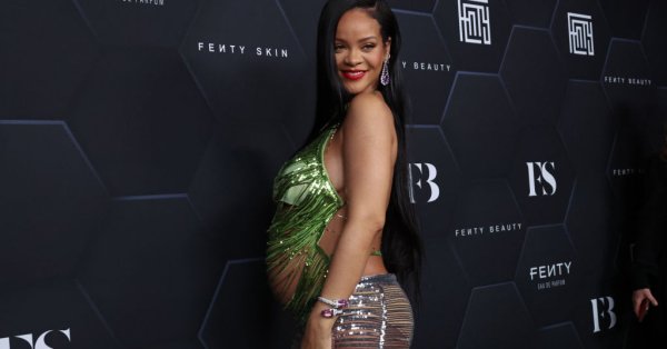 Риана буквално блести в първата си поява след раждането Разбира