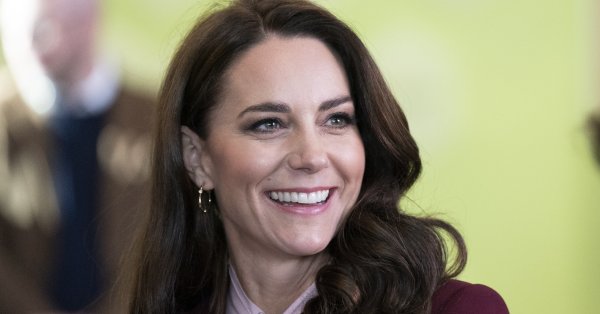 Перфектният тоалет и емблематичната къдрава прическа подсказаха на всички че