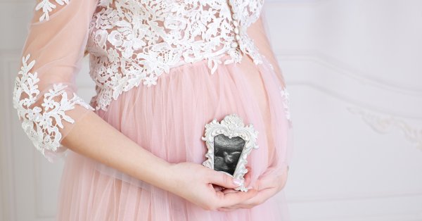 Снимка: Емилия с непоказвани снимки от бременността