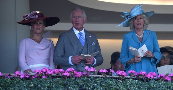 Принц Чарлз и херцогиня Камила от Корнуол водеха кралското семейство