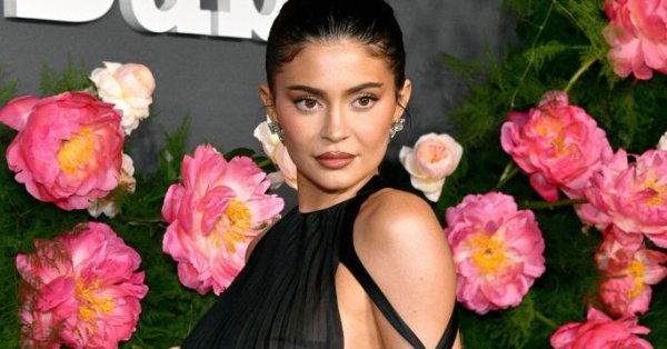 Кайли Дженър сподели нови сладки снимки на своя 9 месечен син