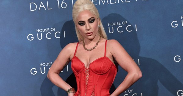 Лейди Гага в червено Отново и това вече не ни изненадва