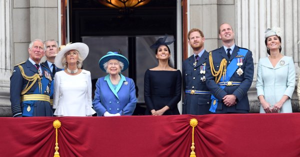 Серия от непоказвани досега снимки на британското кралско семейство ще
