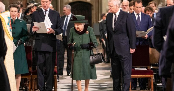 Кралица Елизабет II почете покойния си съпруг принц Филип на