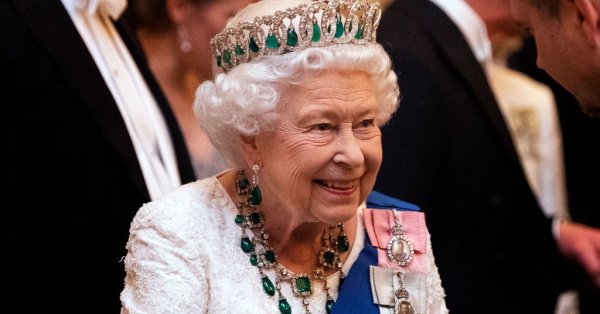 Кралица Елизабет дава на феновете рядката възможност да погледнат в