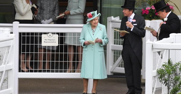 В края на юли Елизабет II пристигна в шотландската си