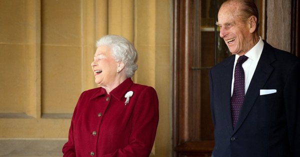 Кралица Елизабет и принц Филип се срещат за първи път,