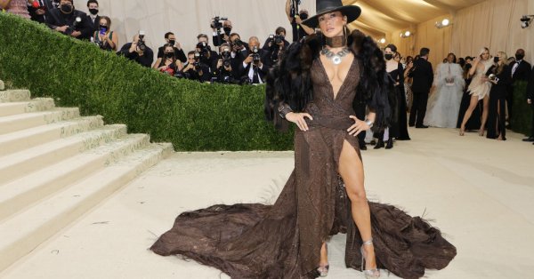 Зимната мода много често се върти около по тъмните цветове символизиращи