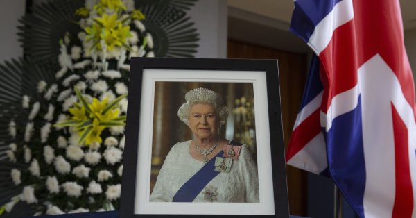 Елизабет II няма да бъде погребана с някои известни бижута