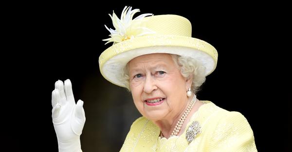 95 годишната Елизабет II е била представена с ново кученце корги