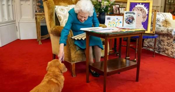 Кралица Елизабет II разширява своето влияние пускайки на пазара парфюм