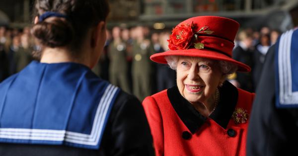 Кралица Елизабет няма намерение да се откаже от своя внук