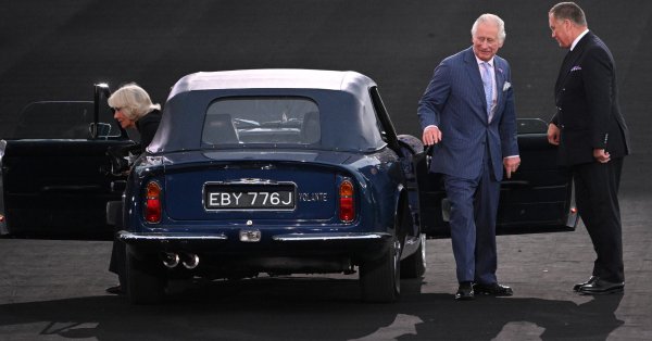 Принц Чарлз хвана отново волана на своя Астън Мартин Синът