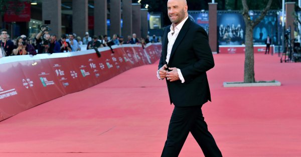 Джон Траволта има прекрасен повод за почерпка който иска да