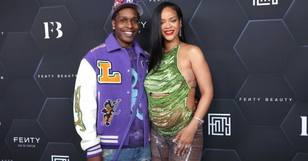 Риана отново е на червения килим но този път е